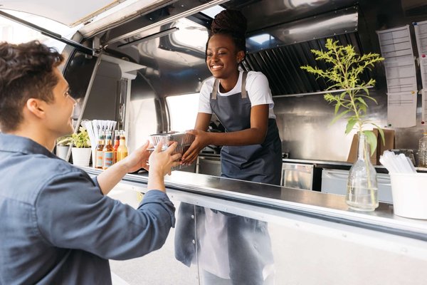 Pourquoi opter pour des services de traiteur street food ?